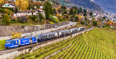 La locomotive du MOB aux couleurs des vins Testuz à travers les vignes de Lavaux.